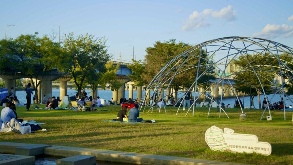 A picture of Yeouido Hangang Park (여의도한강공원) in Seoul, South Korea.