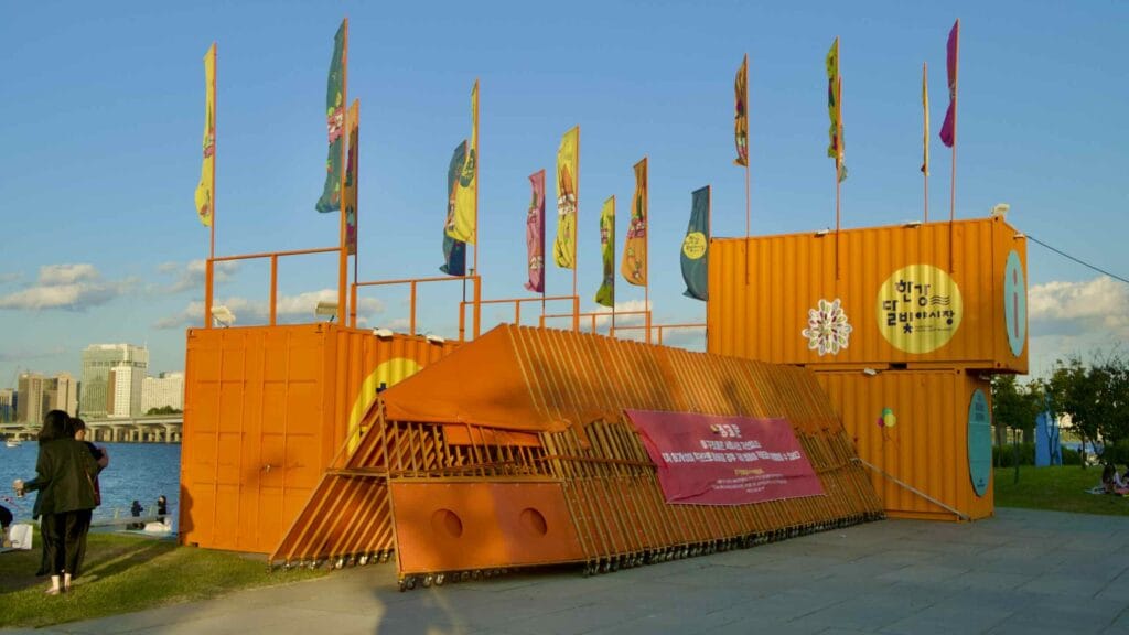 A picture of Yeouido Hangang Park (여의도한강공원) in Seoul, South Korea.