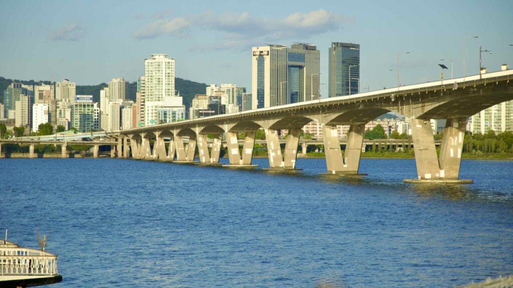 A picture of Wonhyo Bridge (원효대교) in Yeouido Hangang Park (여의도한강공원) in Seoul, South Korea.