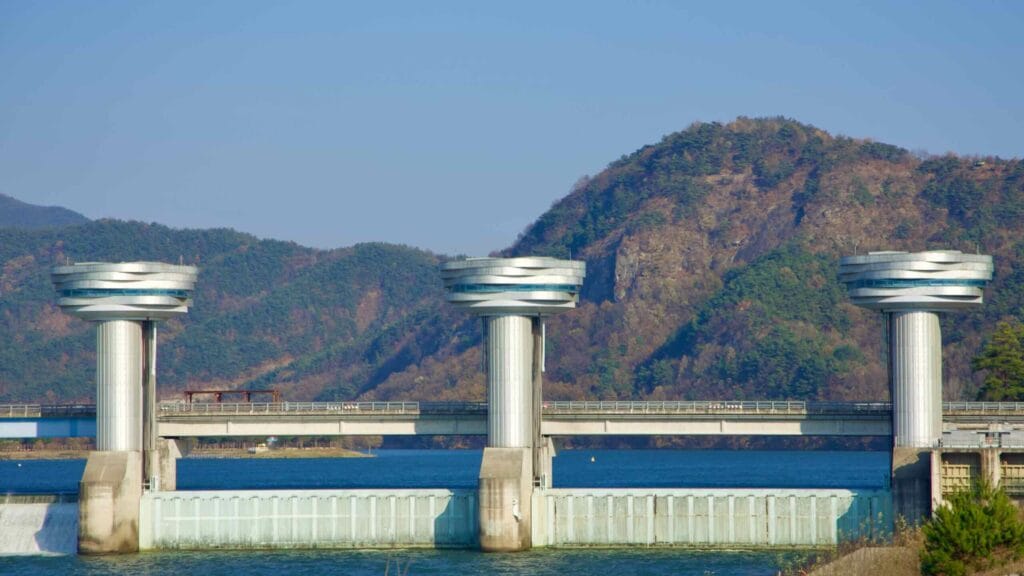 A picture of Sangju Weir (상주보) on the Nakdong River near Sangju City, South Korea.