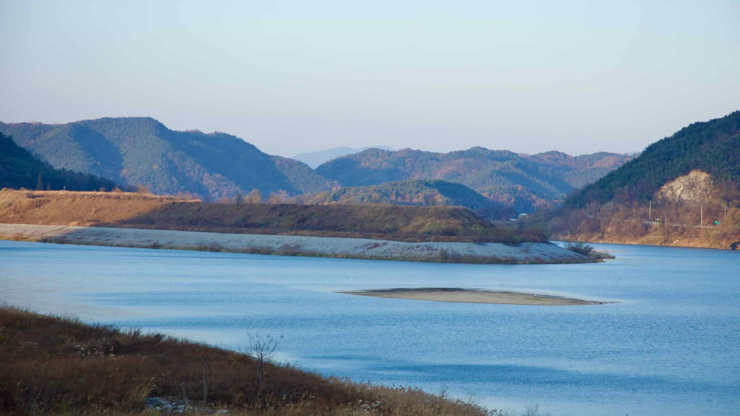 A picture of the intersection of Yeong River and Nakdong River in Sangju City, South Korea.