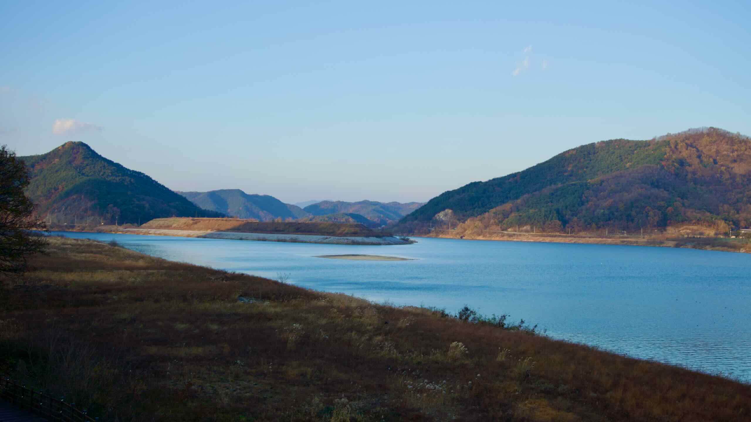 A picture of the intersection of Yeong River and Nakdong River in Sangju City, South Korea.