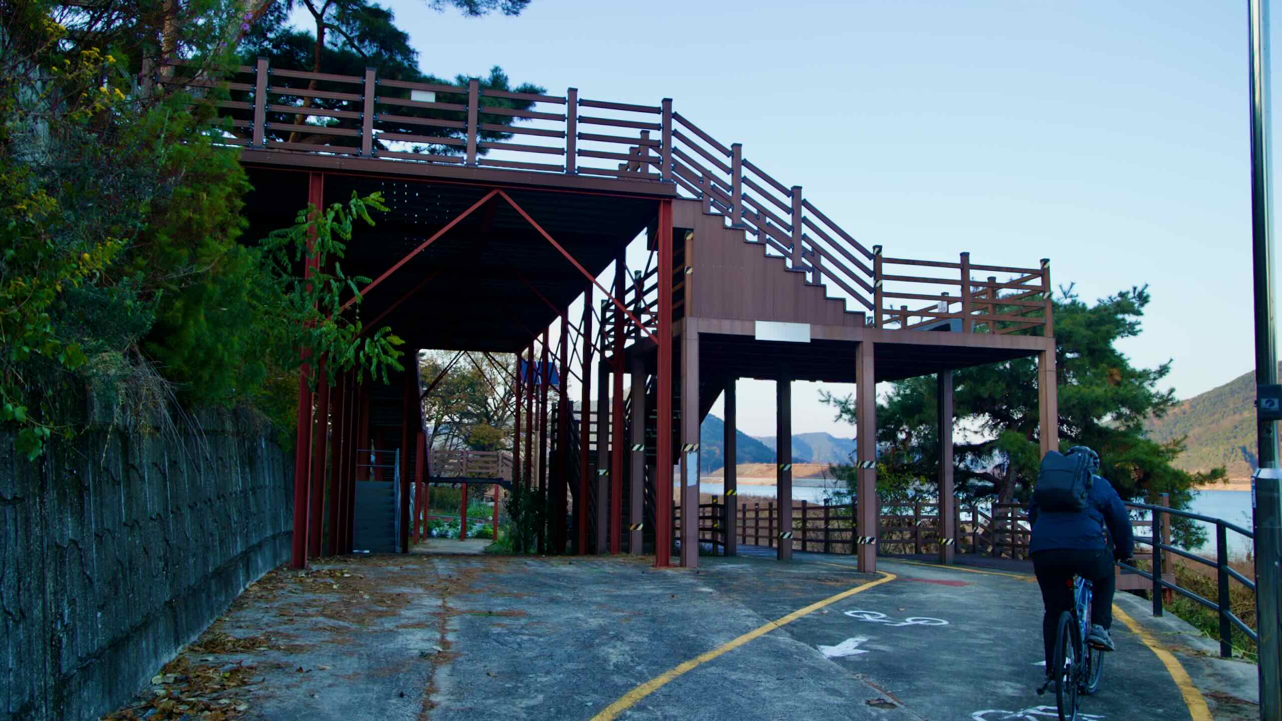 A picture of an observatory deck overlooking the confluence of the Yeong and Nakdong Rivers in Sangju City.