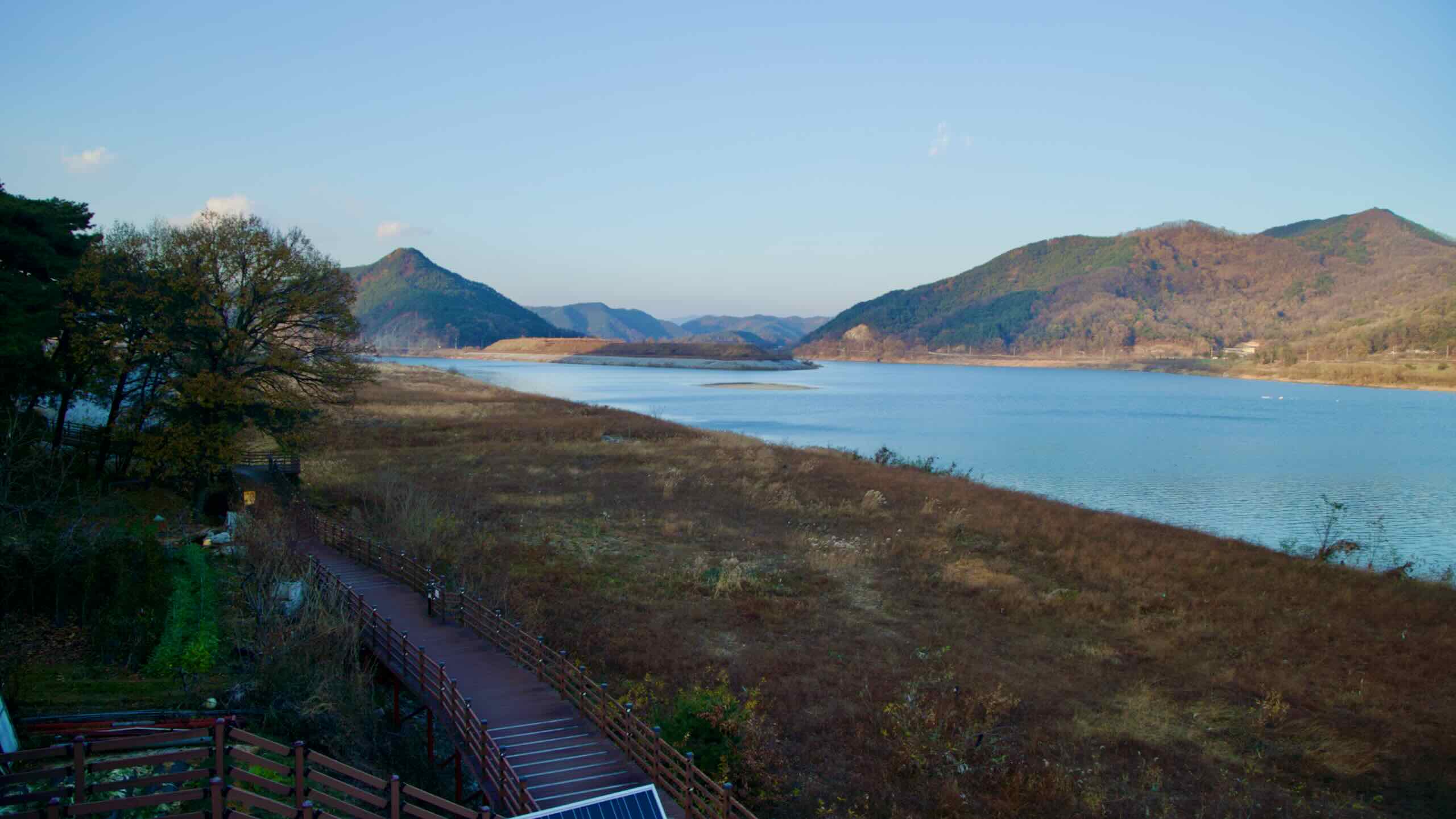 A picture of the intersection of Yeong River and Nakdong River in Sangju City, South Korea.