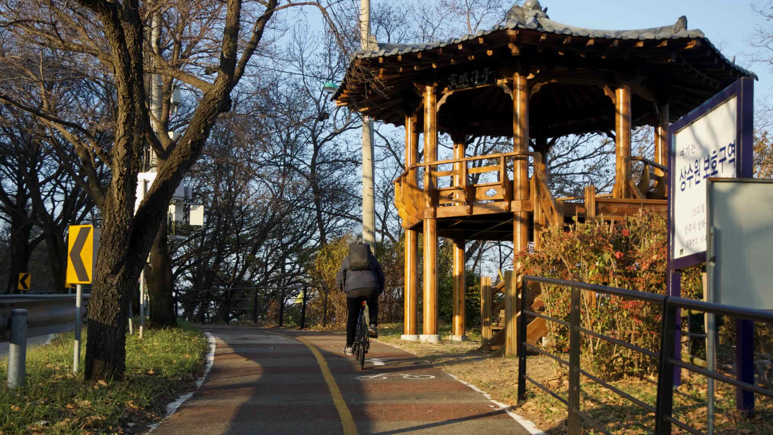A picture of a pavilion overlooking the Sangpung Bridge (상풍교) along the Nakdonggang Bike Path (낙동강자전거길) in Sangju City along the Nakdong River in South Korea.