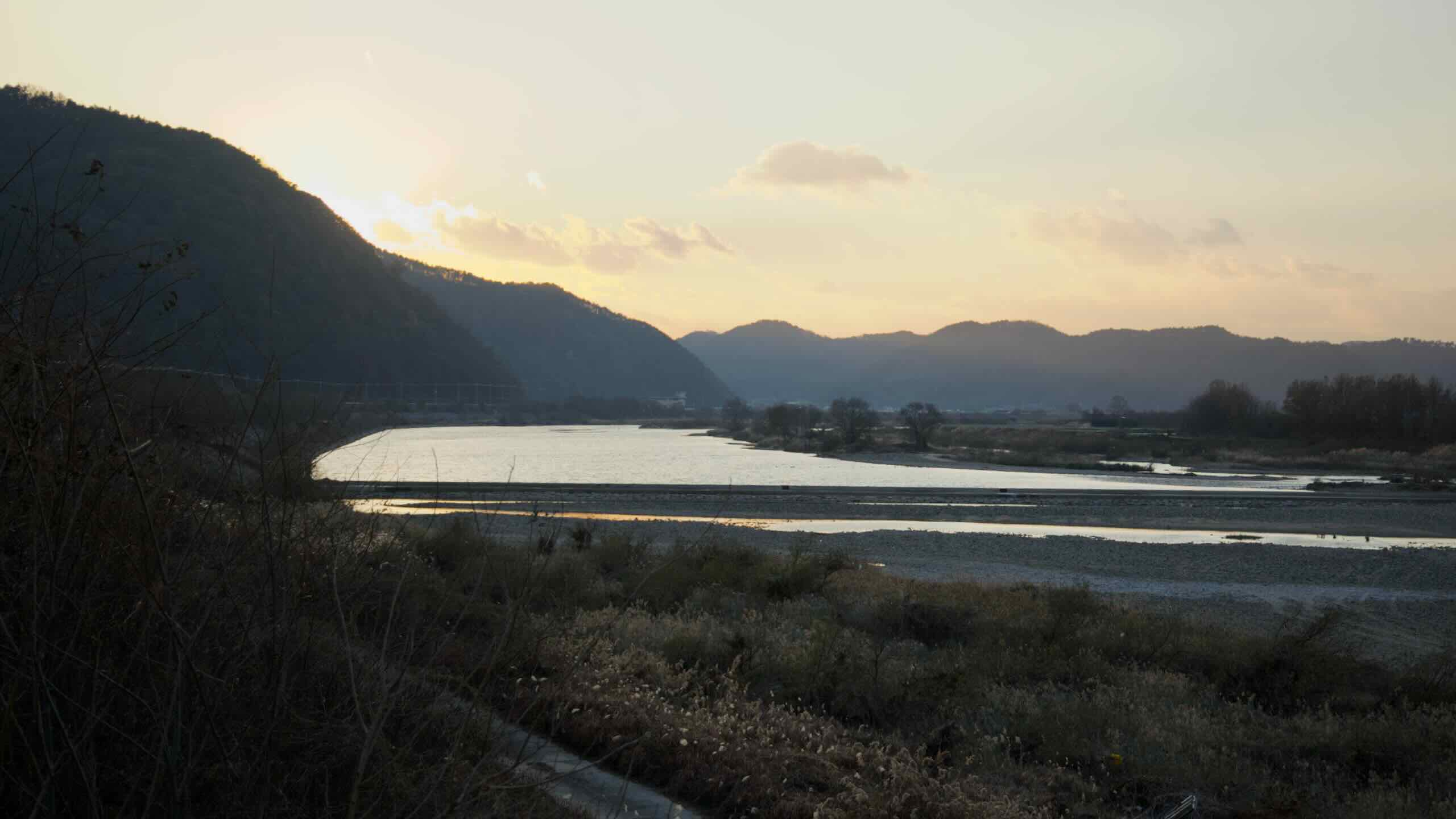 A picture of the Yeong River on the Saejae Bicycle Path (새재자전거길) in Sangju City (상주시), South Korea.
