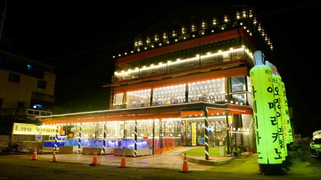"Oh, Here is Las Vegas," a brightly lit restaurant on the outskirts of Ganggu Port, stands out with its vibrant lights, offering a dining surrounded by light bulbs reminiscent of Las Vegas.