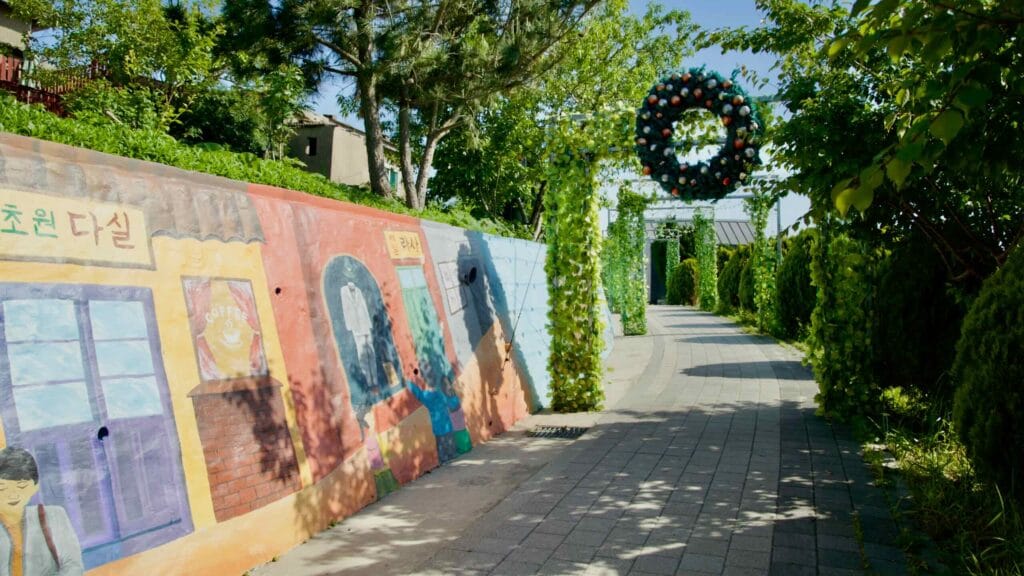 A mural adorns a wall along a scenic path on Nongoldam Street.