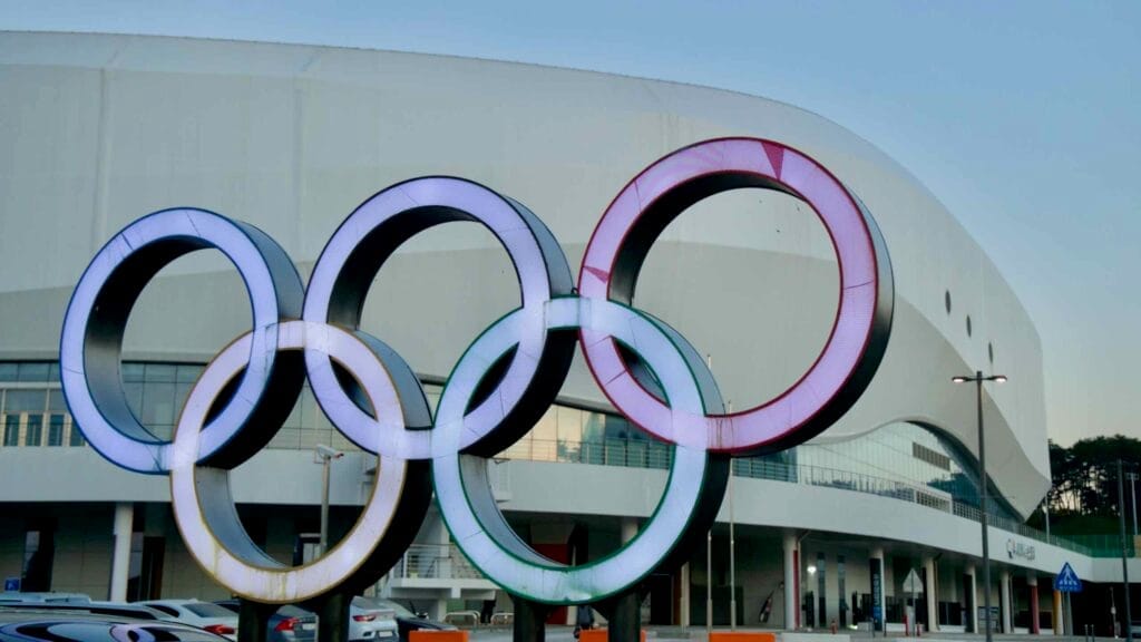 The hill where Gyeongpodae Pavilion stands near Gyeongpodae Lake.