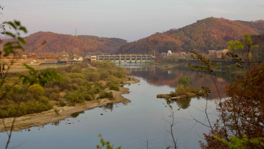 Yonghoje Bridge and its adjacent weir stretch across the Geum River.