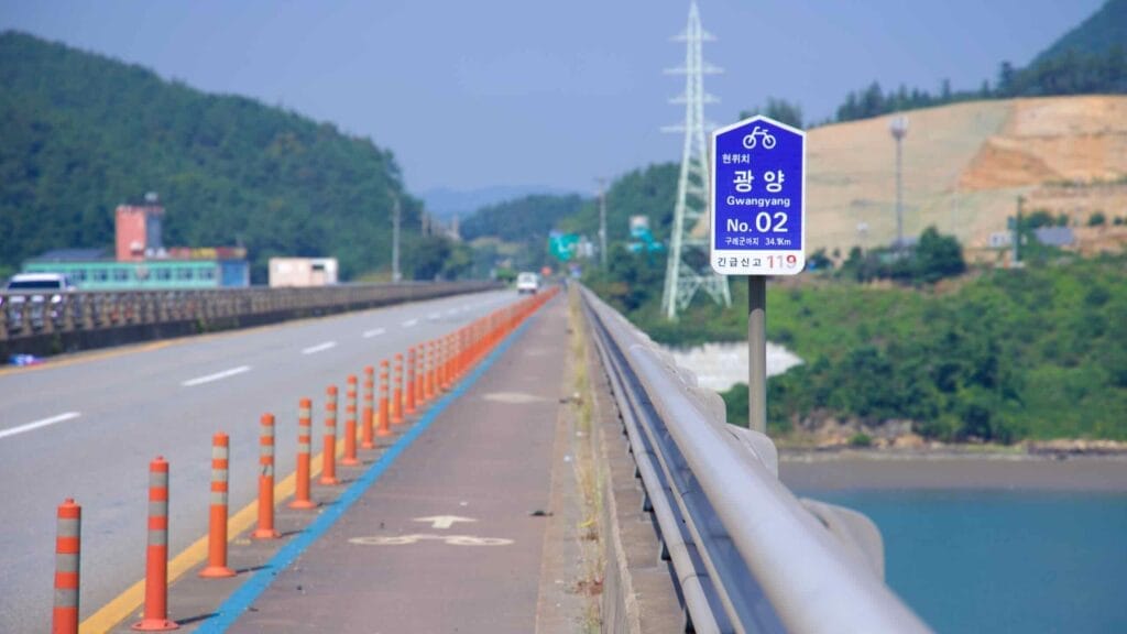 The Taein Bridge crosses the Seomjin River to Taein Island.