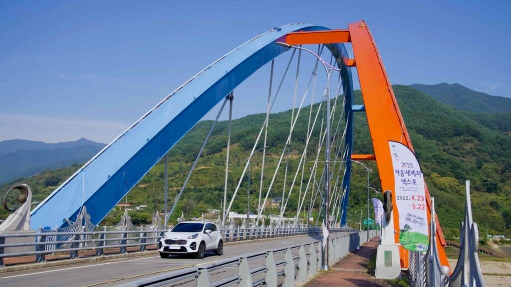 Together, the colored arches form a visual metaphor for the unity between the two Yeongnam and Honam regions, two often ideologically opposed areas of South Korea.