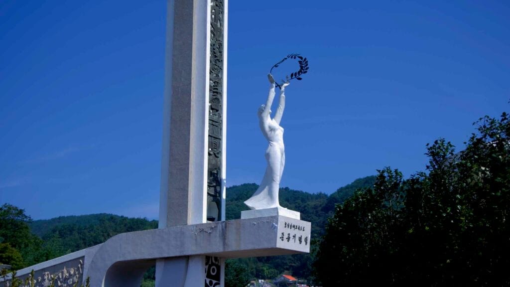 A statue at the Seomjingang Rest Area stands as a symbolic landmark near the Seomjin River.