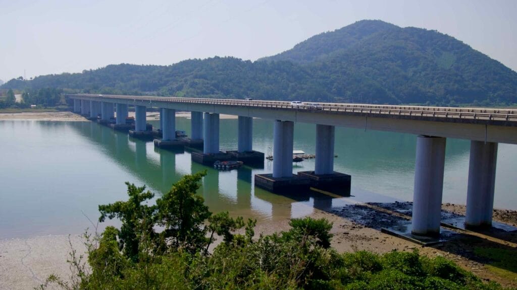 The Taein Bridge connects the mainland to Taein Island over the Seomjin River.