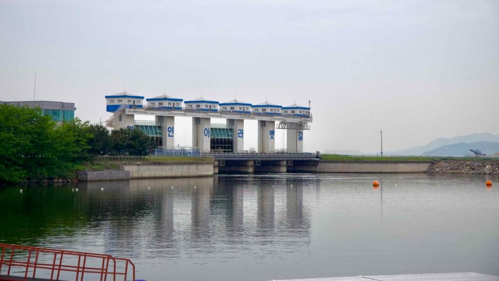 The Ara West Sea Lock marks the entrance of the Gyeongin Ara Waterway, where tidal waters from the Yellow Sea meet the engineered canal connecting Incheon and Seoul.