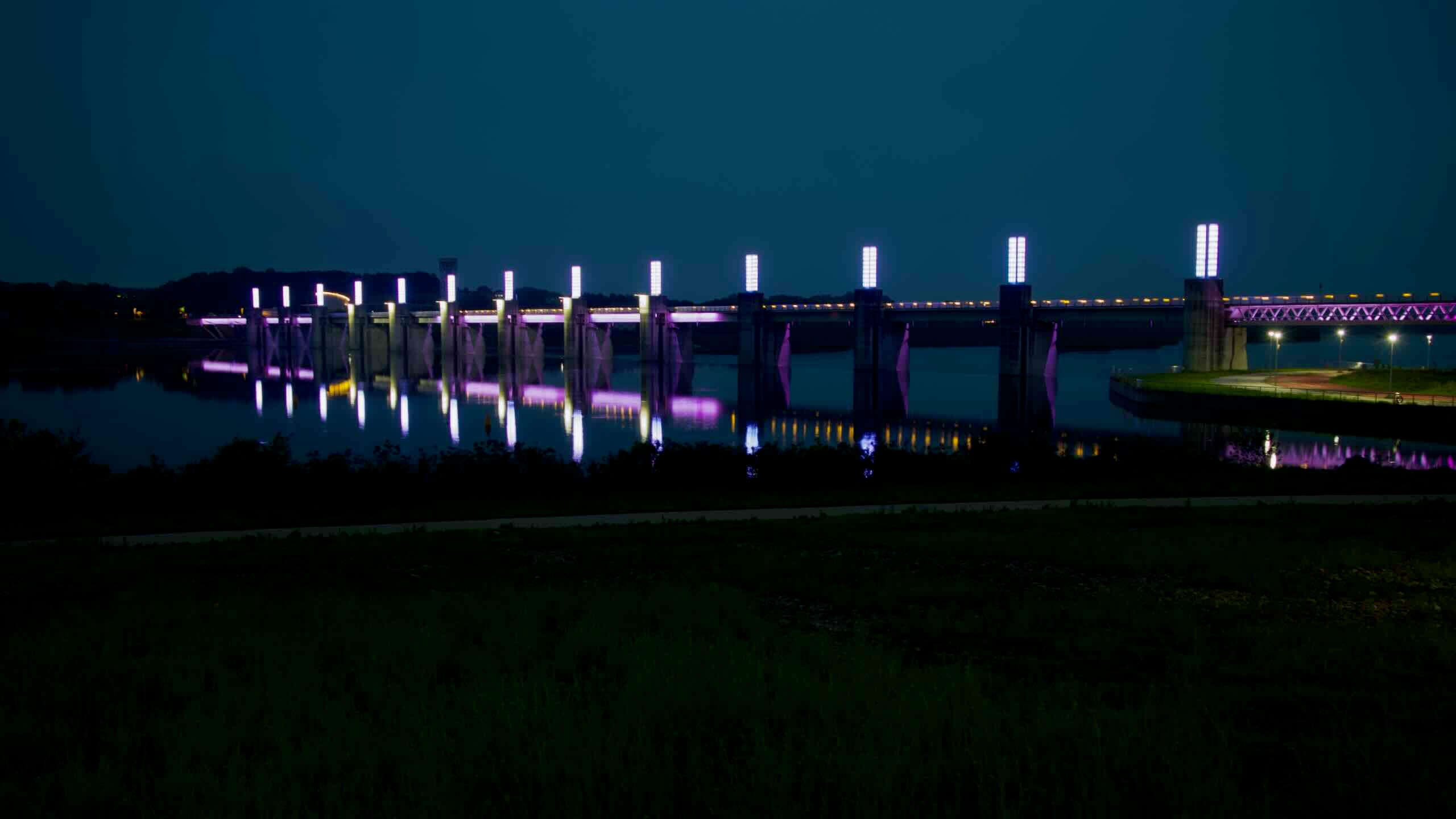 Pillars of Yeoju Weir reflect in the South Han River at dusk, highlighting the Four Rivers Project landmark and its Sejong-inspired design.