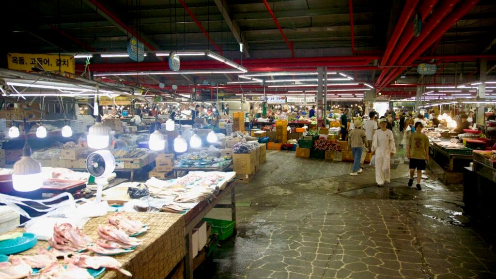 Seafood and produce halls at Daejeong Five‑Day Market in Moseulpo.