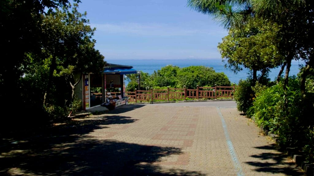 Path leading to Yongduam Park.