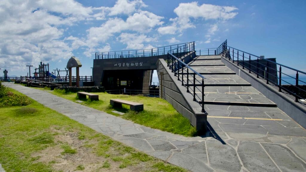 Observation deck and rooftop walkway at Eoyeong Park.