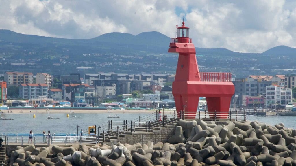 The red horse‑shaped lighthouse standing on tetrapods at the end of Iho Port.