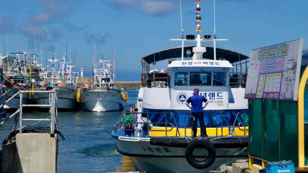 Biyangdo passenger ferry maneuvering at Hanlim Port.