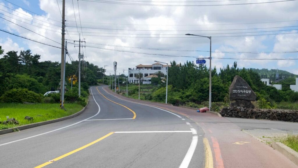 Country road and villas above Geumneung Port.