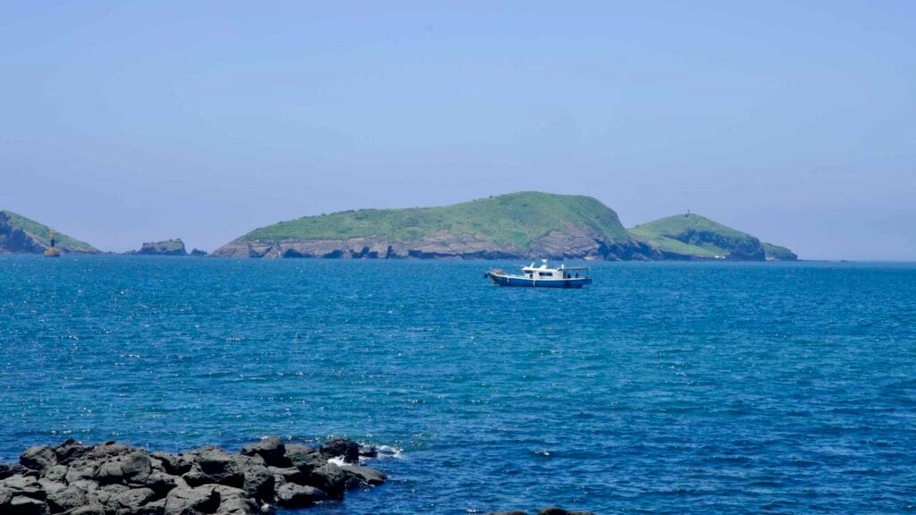 Tour boat in the channel off Chagwido’s grassy islets.