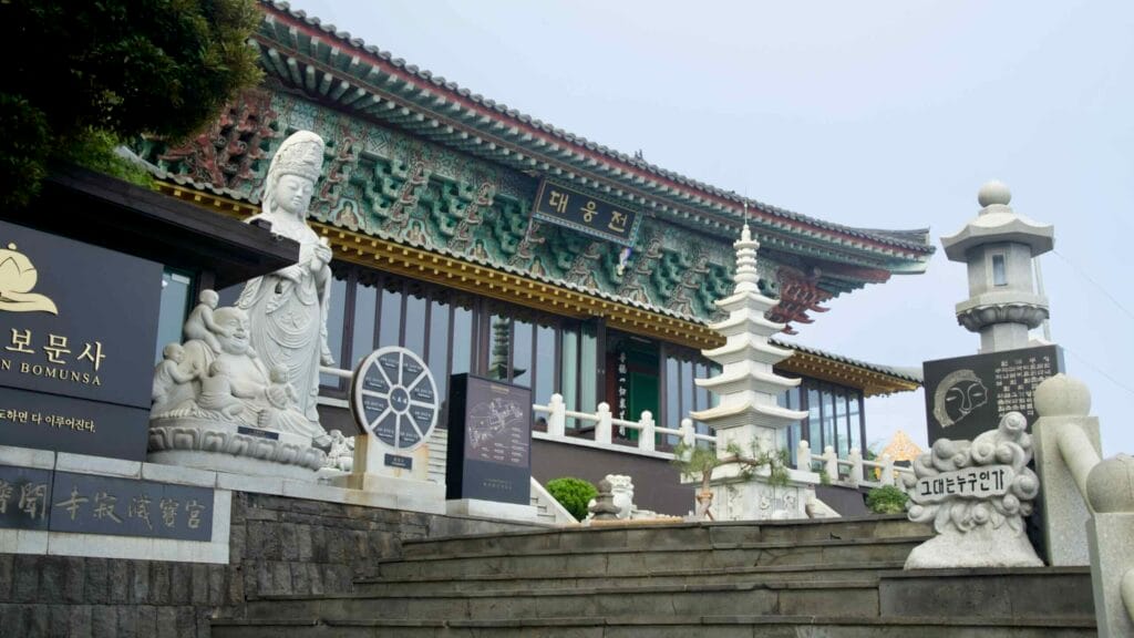 Pagoda and sculptures front Daeungjeon Hall at Bomunsa Temple.