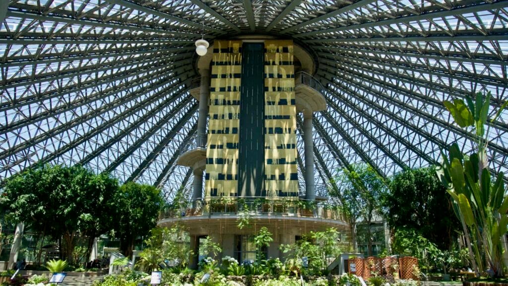 Radial steel truss dome over Yeomiji’s central core.