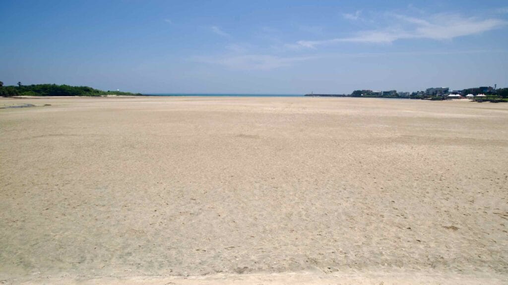 A wide view over Pyoseon’s extensive tidal flats meets the East Sea.