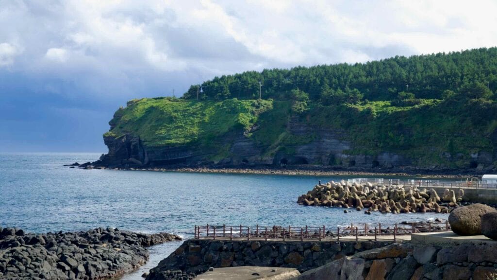 Dragon‑like headland and cave mouths at Songak Mountain.