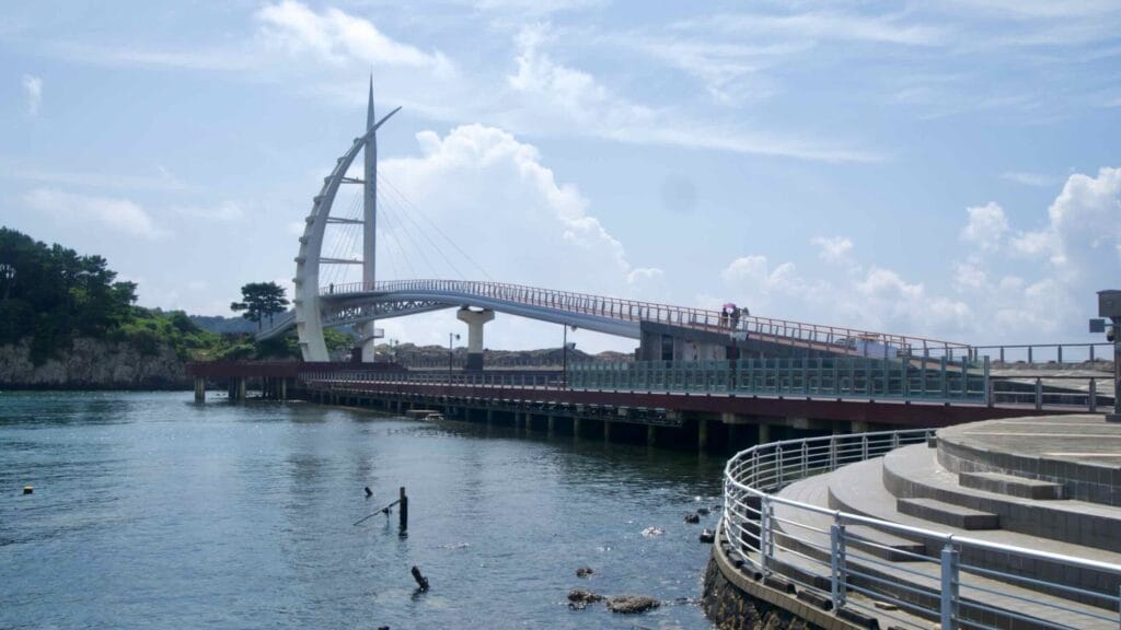 The sail‑shaped Saeyeongyo Bridge links Seogwipo Port to Saeseom Island.