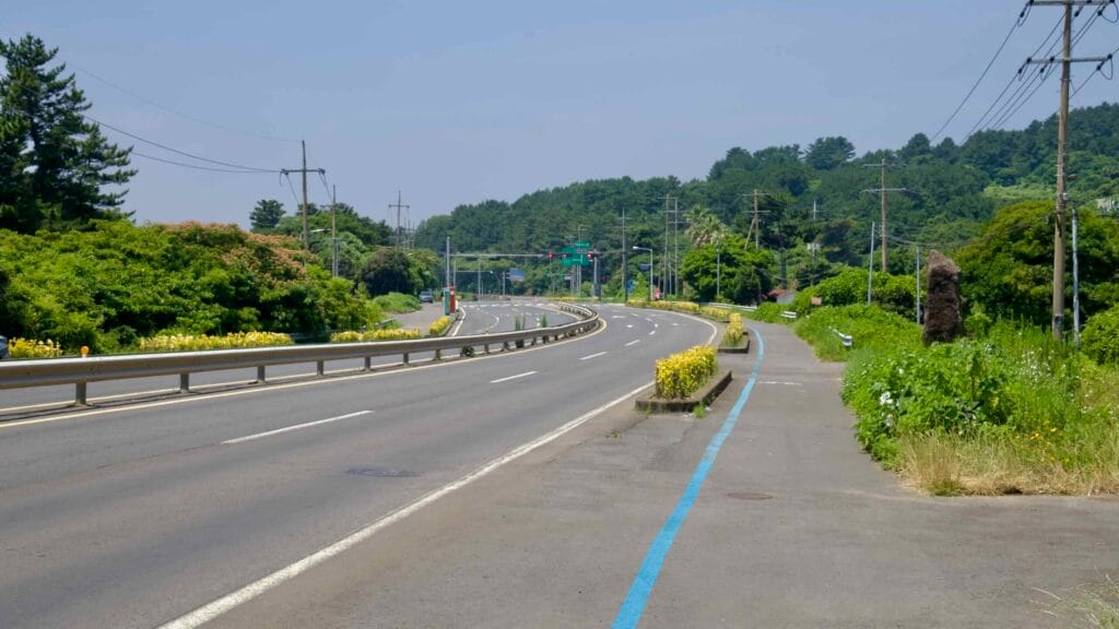 A wide Iljudong-ro curve near Bukchon follows the blue bike line toward an intersection.