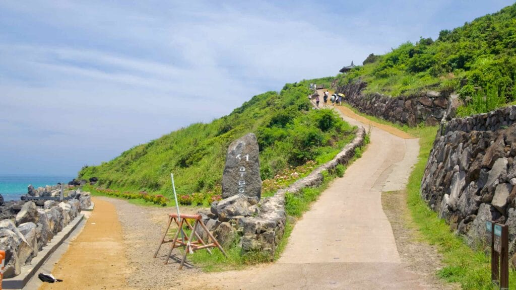 A stone marker stands at the Seoubong trailhead above Hamdeok Beach.