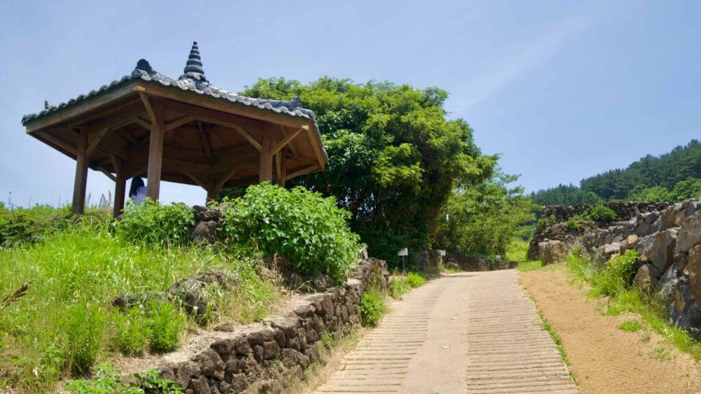 A pavilion shades the Seoubong hillside path above Hamdeok Beach.