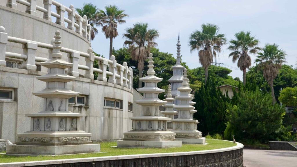 Carved stone pagodas line the curved base of the stupa.
