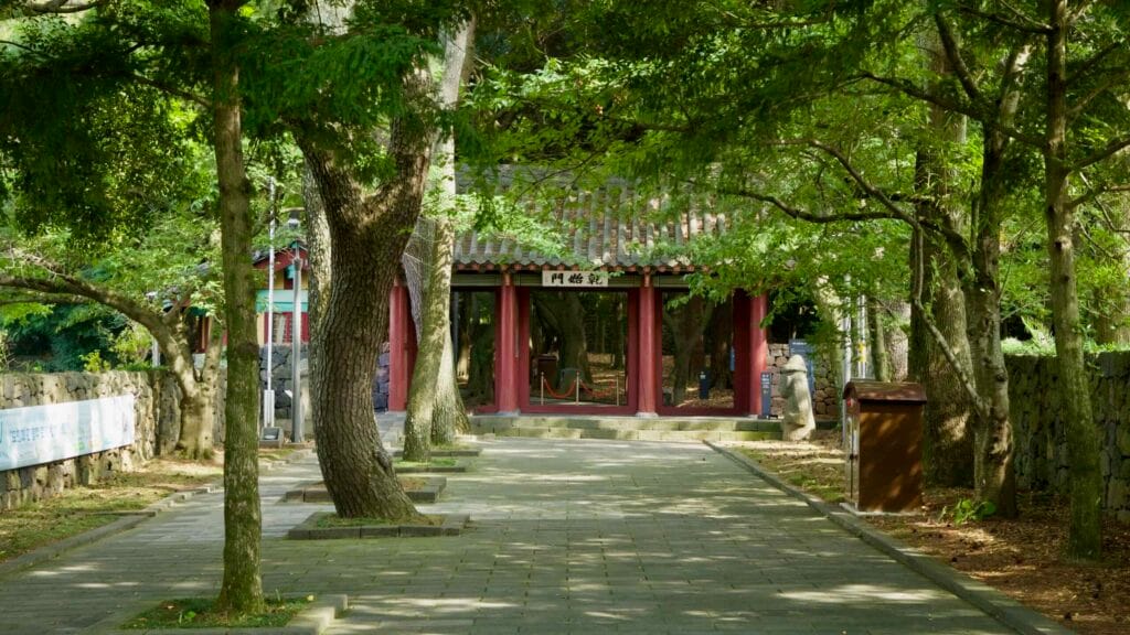The red-pillared Hongmun Gate stands at Samseonghyeol's entrance.