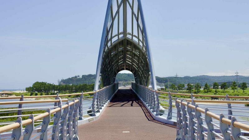 A picture of Uljin Sweet Fish Bridge (울진은어다리) in Uljin County, South Korea.