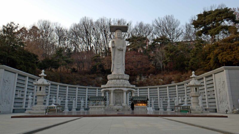 A picture of the tall Buddha at the Bongeunsa Temple (봉은사) in Seoul.