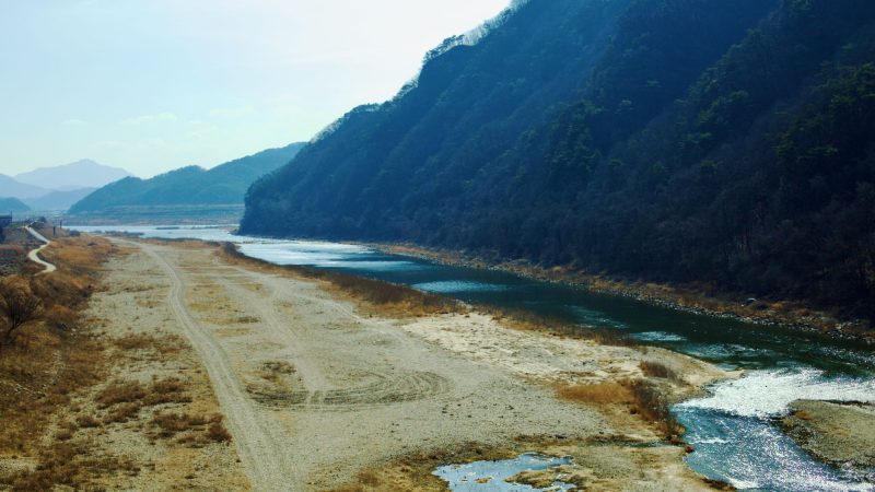 A picture of the Seom River (섬강) on the Hangang Bike Path (한강자전거길) in Wongju City (원주시).