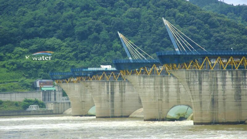 A picture of Dalseong Weir (달성보) on the Nakdonggang Bike Path (낙동강자전거길) along the Nakdong River in Dalseong County, South Korea.
