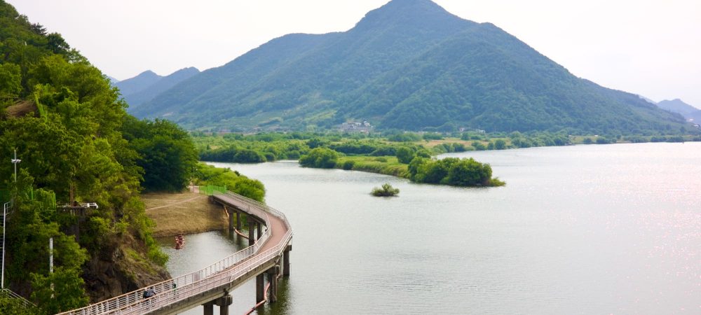 A picture of the Nakdong River (낙동강) and Cheonma Mountain (천마산) from Bonpo Bridge (본포교) along the Nakdonggang Bike Path (낙동강자전거길).