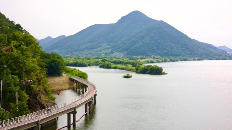 A picture of the Nakdong River (낙동강) and Cheonma Mountain (천마산) from Bonpo Bridge (본포교) along the Nakdonggang Bike Path (낙동강자전거길).