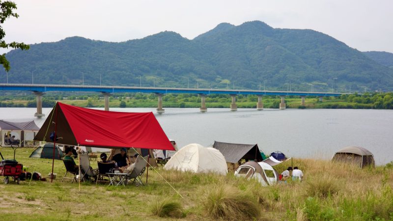 A picture of Bonpo Bridge (본포교) on the Nakdong River (낙동강) along the Nakdonggang Bike Path (낙동강자전거길).