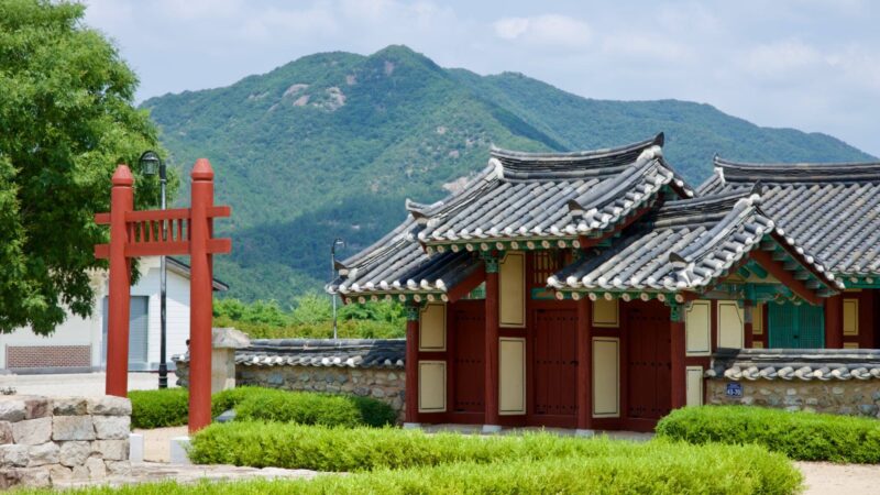 A picture of Gayajinsa Temple (가야진사) on the Nakdonggang Bike Path (낙동강자전거길) along the Nakdong River (낙동강) in Yangsan City, South Korea.