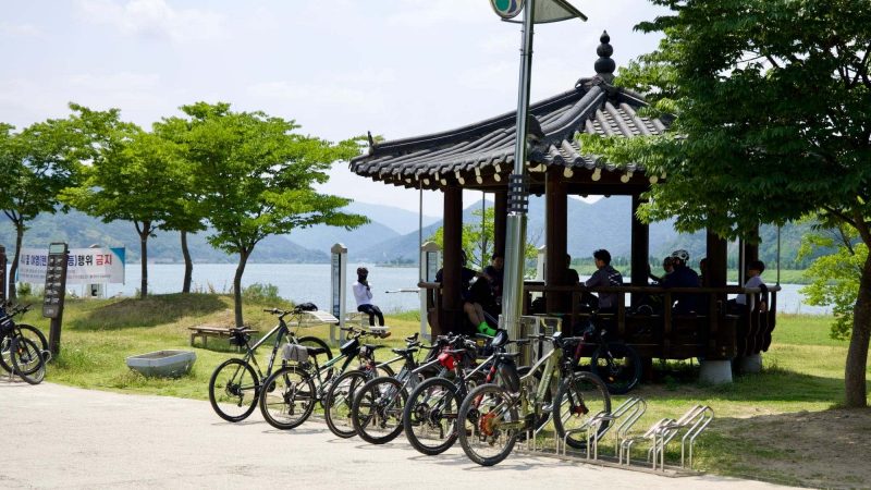 A picture of a rest area near Gayajinsa Temple (가야진사) on the Nakdonggang Bike Path (낙동강자전거길) along the Nakdong River (낙동강) in Yangsan City, South Korea.