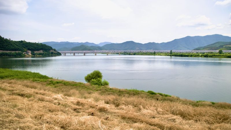A picture of the Miryang River (밀양강) flowing into the Nakdong River on the Nakdonggang Bike Path (낙동강자전거길) along the Nakdong River in South Korea.