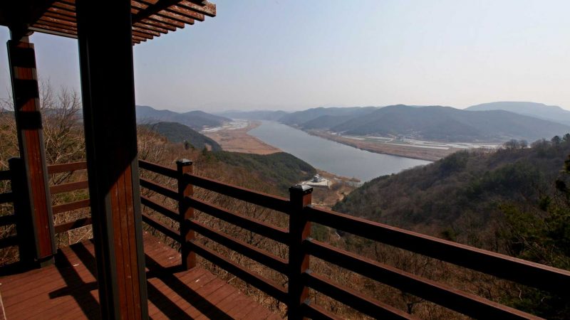 A picture of the Bakjin Pass (박진고개) on the Nakdonggang Bike Path (낙동강자전거길) along the Nakdong River in South Korea.