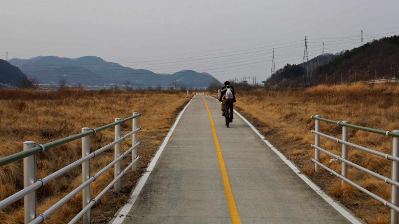 A picture of a riverside park in Chilgok County on the Nakdonggang Bike Path (낙동강자전거길) along the Nakdong River in South Korea.
