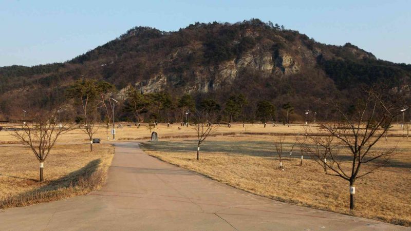 A picture of Gyeongcheon Island Park with the Nakdong River and Bibong Mountain (비봉산) in the background.